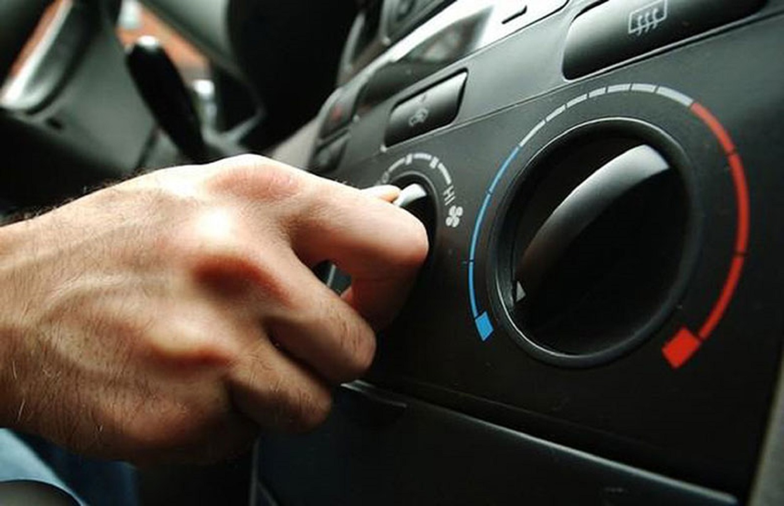 Nên tắt điều hòa trước khi dừng xe vài phút để cơ thể thích ứng với nhiệt độ bên ngoài.